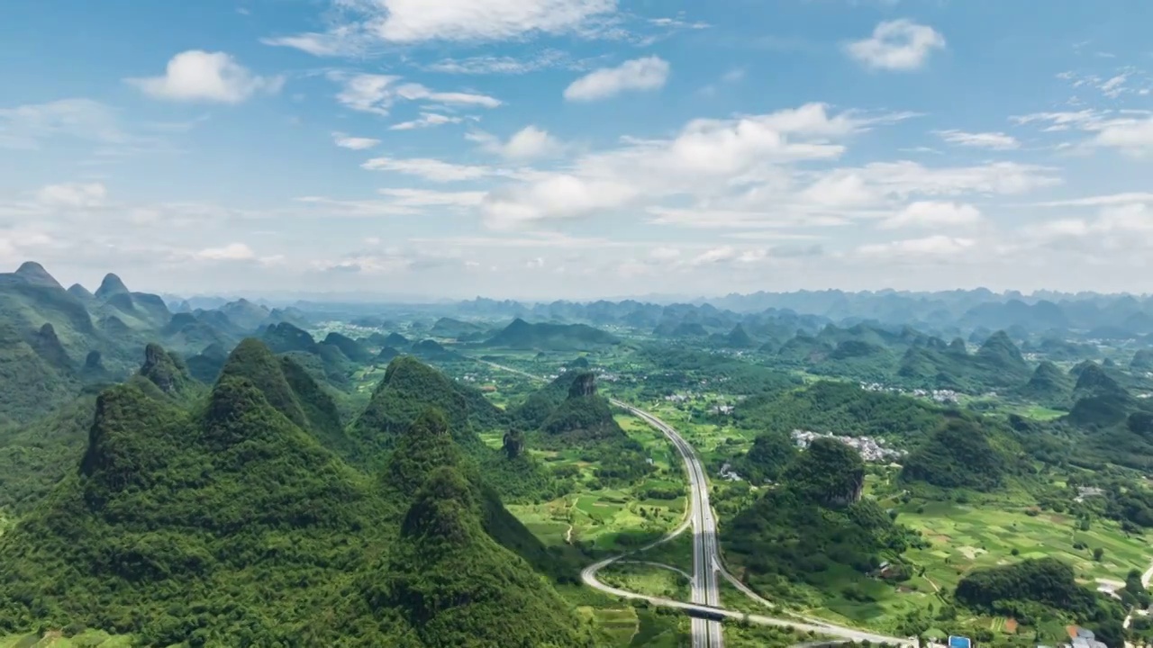 高空俯瞰桂林喀斯特山间穿行的高速公路视频素材