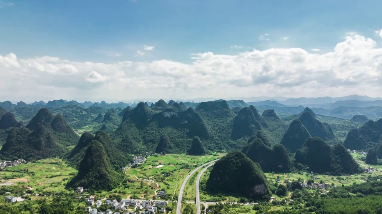 高空俯瞰桂林喀斯特山间穿行的高速公路视频素材