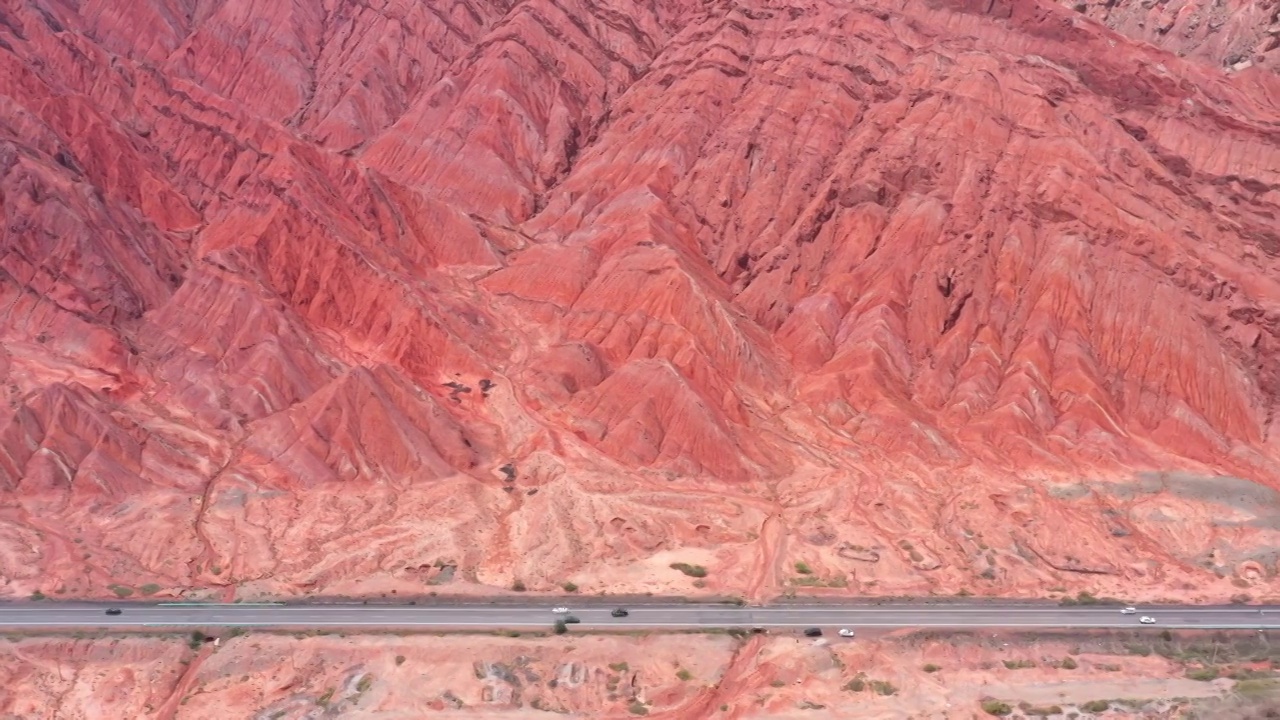 独库公路阿克苏段航拍，丹霞地貌视频素材