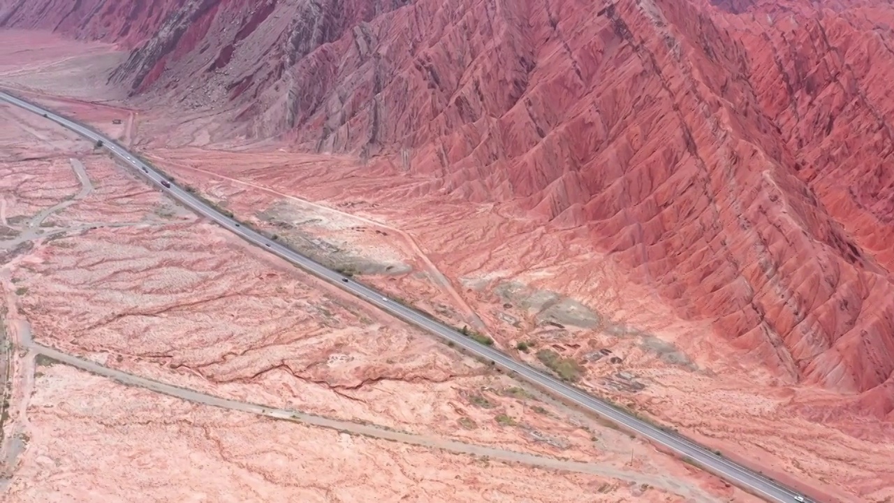 独库公路阿克苏段航拍，丹霞地貌视频素材