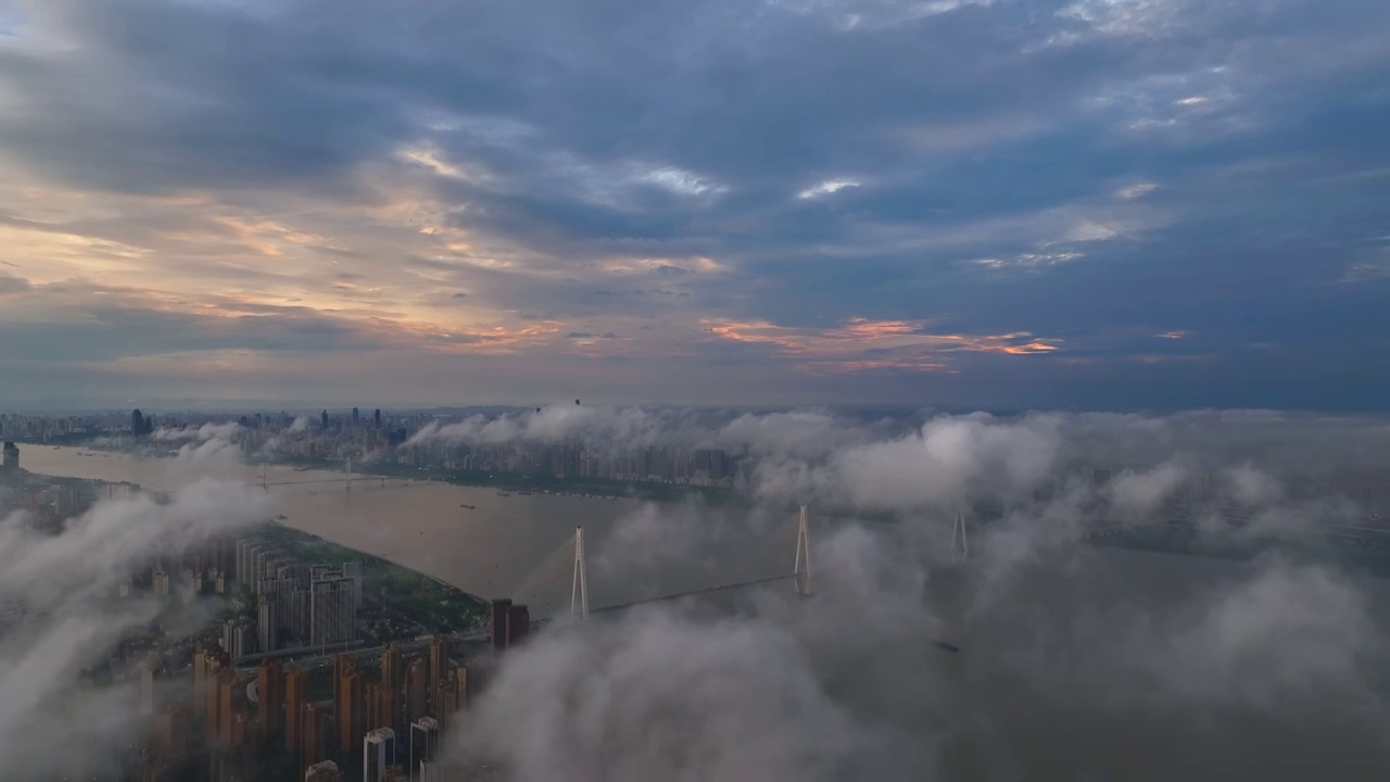 航拍武汉市雨后云海中的城市风光视频素材