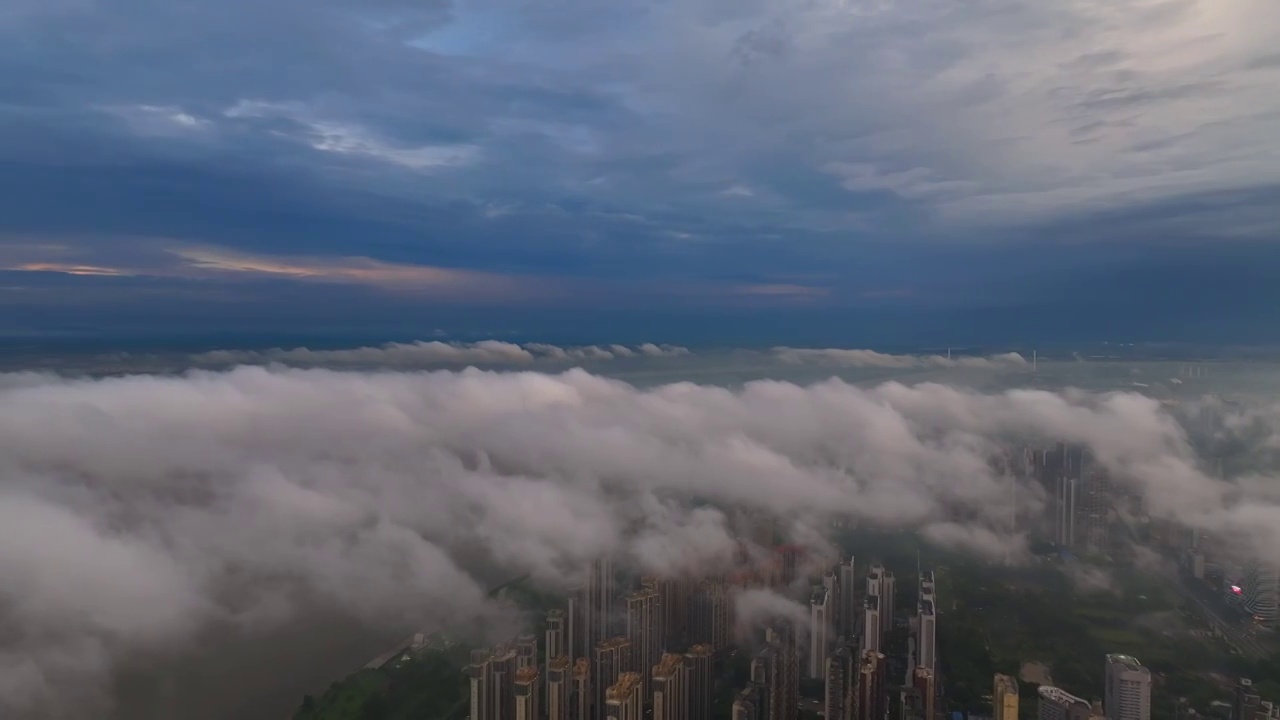 航拍武汉市雨后云海中的城市风光视频下载