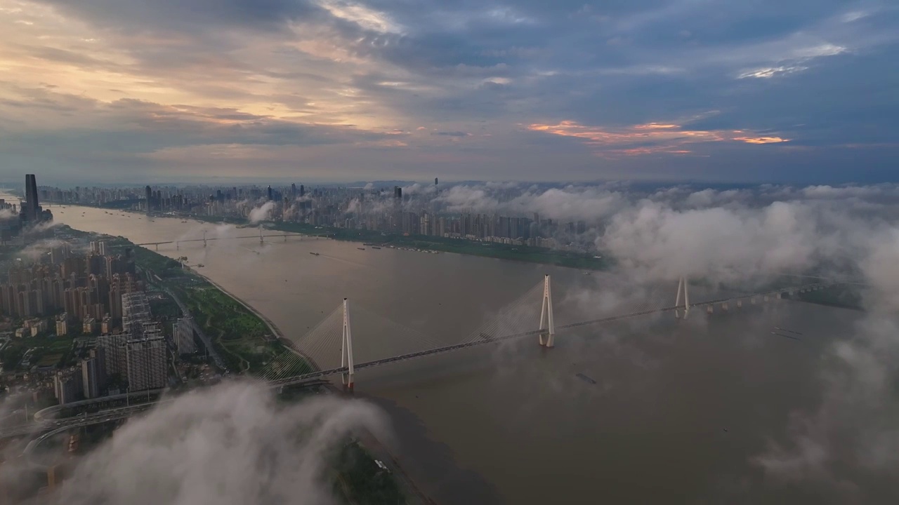 航拍武汉市雨后云海中的城市风光视频下载