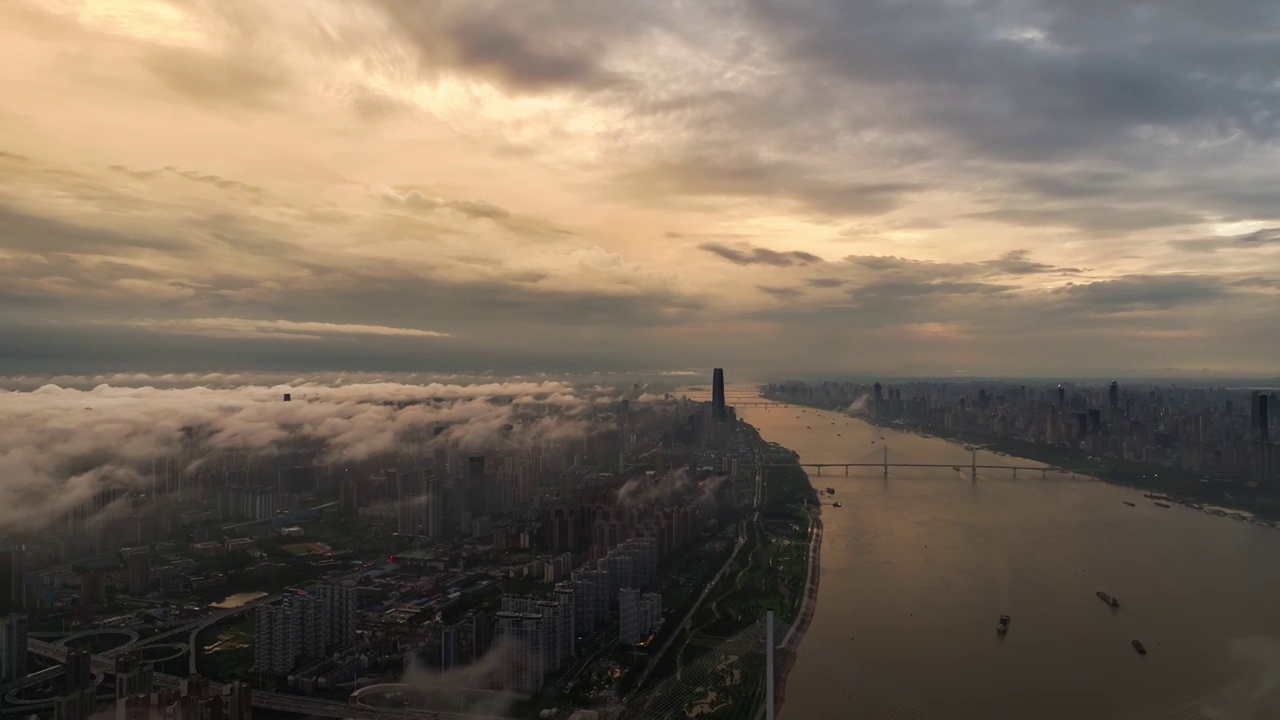 航拍武汉市雨后云海中的城市风光视频素材