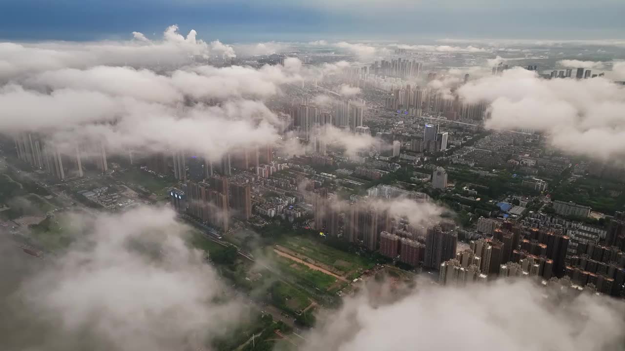 航拍武汉市雨后云海中的城市风光视频下载