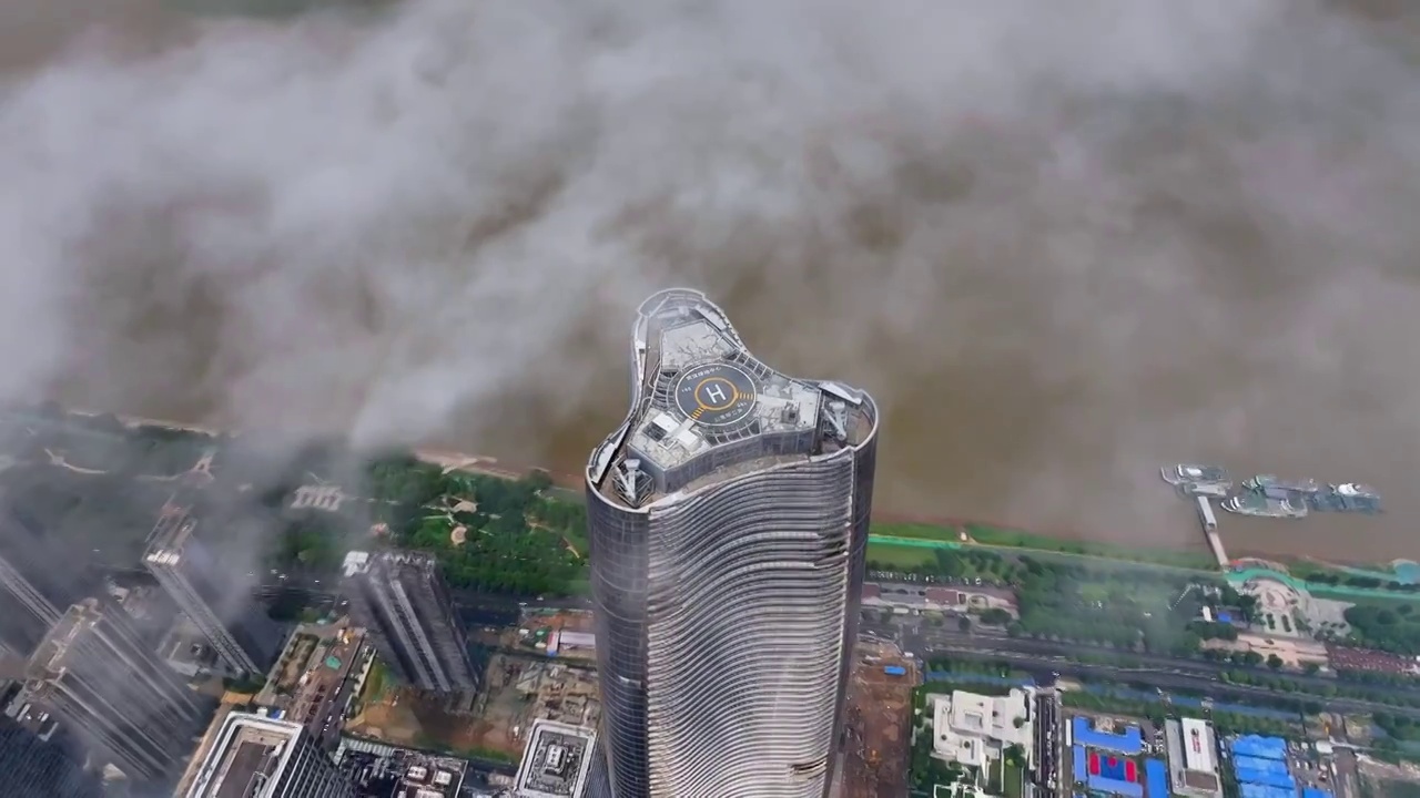 航拍夏季雨后武汉绿地中心云景风光视频下载