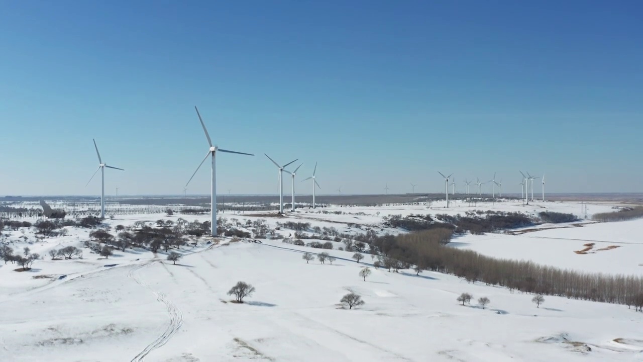 航拍大庆市杜尔伯特县冬季雪地中的风力发电视频素材