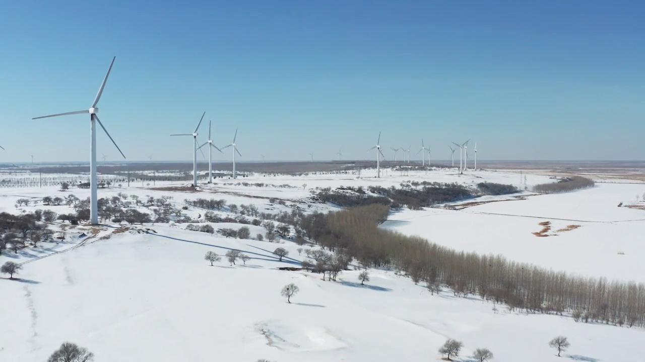 航拍大庆市杜尔伯特县冬季雪地中的风力发电视频素材