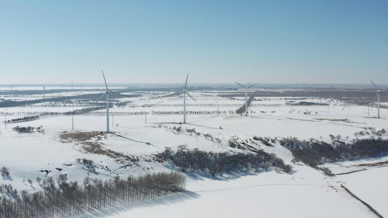 航拍大庆市杜尔伯特县冬季雪地中的风力发电视频素材