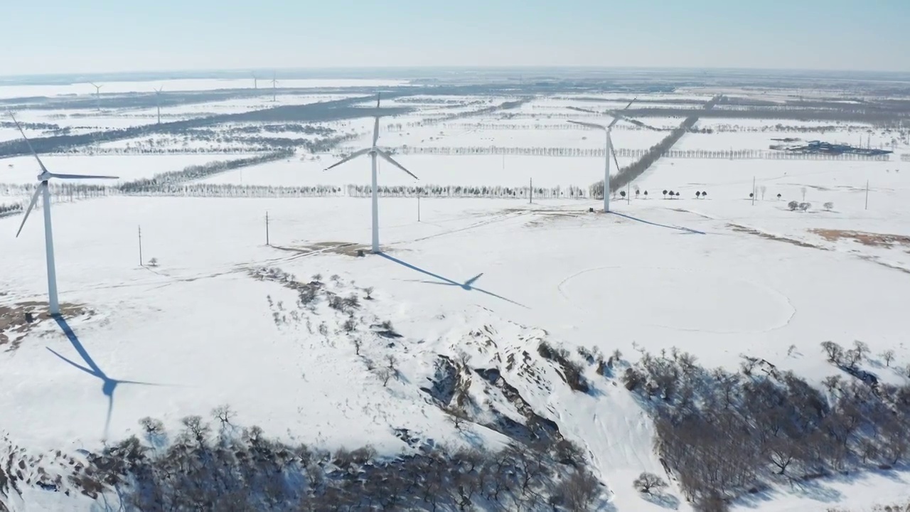 航拍大庆市杜尔伯特县冬季雪地中的风力发电视频素材