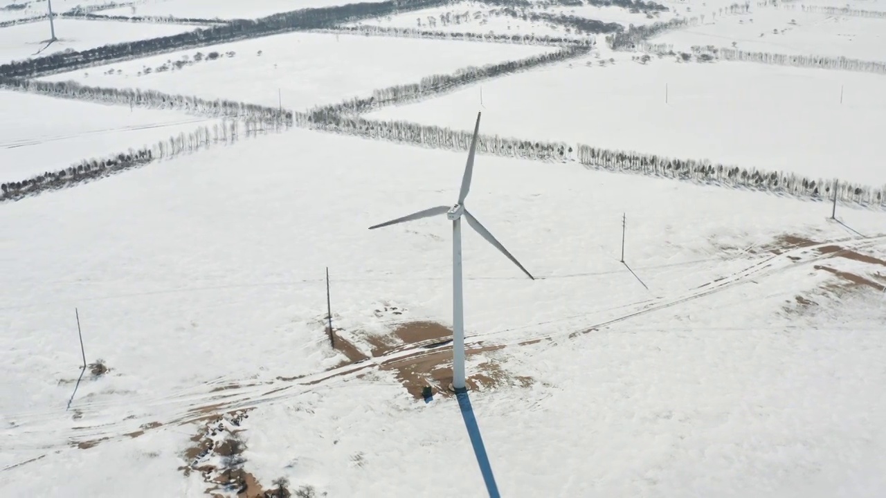 航拍大庆市杜尔伯特县冬季雪地中的风力发电视频素材