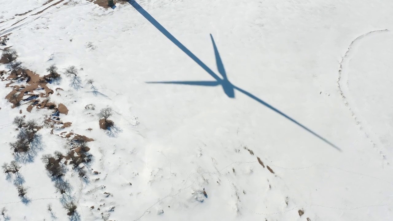 航拍大庆市冬季雪地中的风力发电倒影视频素材