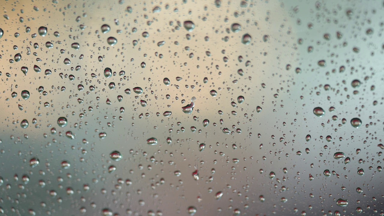 下雨天车窗玻璃上的雨珠视频素材