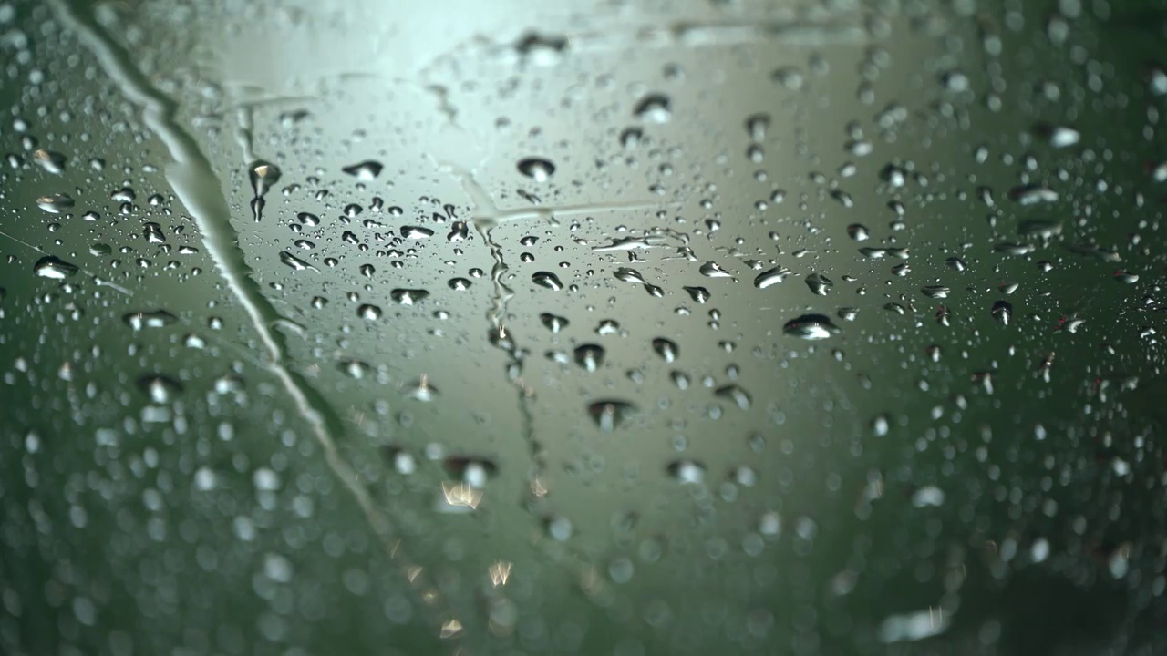 下雨天车窗玻璃上的雨珠视频素材