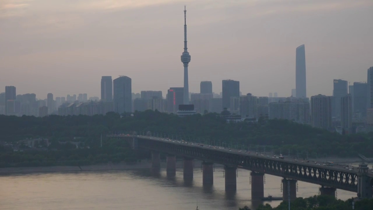 武汉长江大桥龟山电视塔晚高峰城市交通视频素材