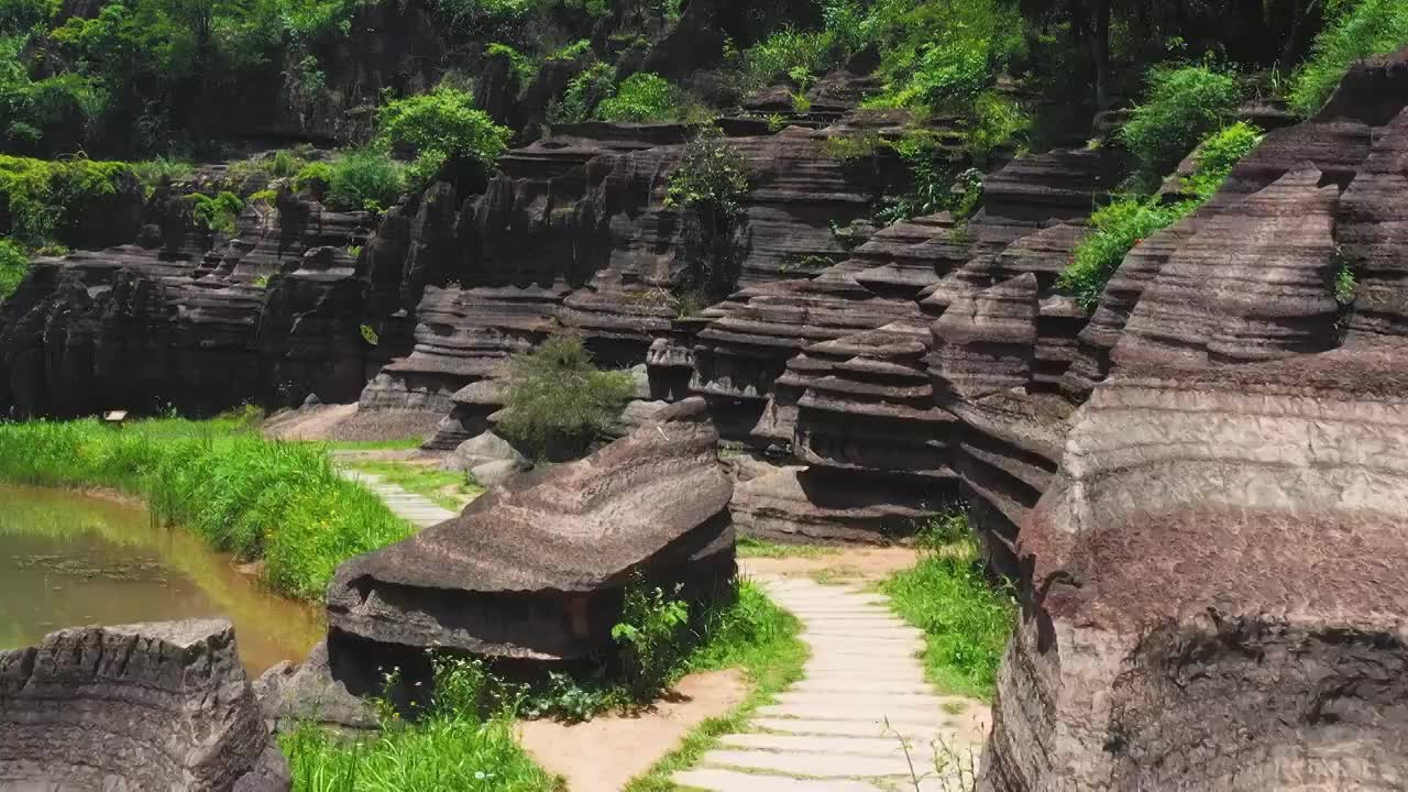 航拍湖南湘西土家族苗族自治州古丈县红石林景区户外风光视频素材