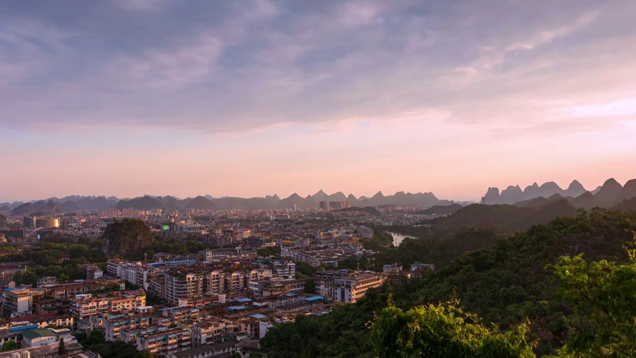 桂林市区叠翠山上空漓江沿岸城市风景及自然风光日落晚霞视频素材