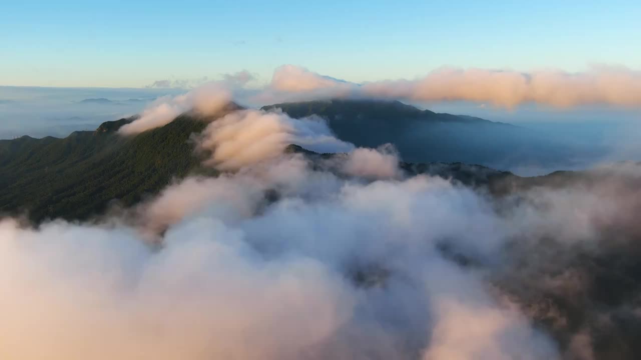 航拍红光云海飘过大好河山视频下载