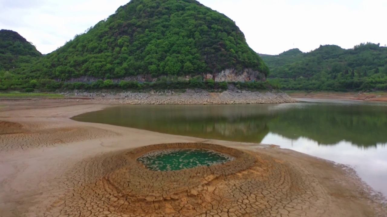 鸟瞰一个女人在湖边欣赏天使之眼视频素材