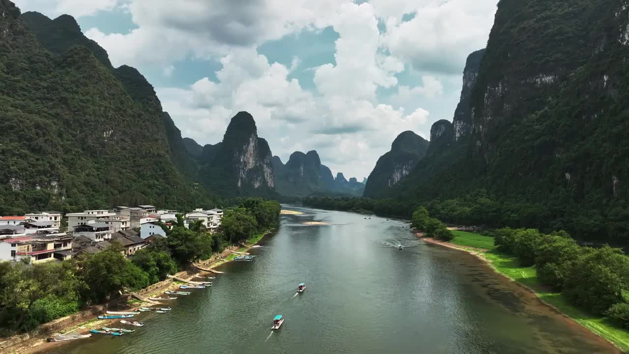 蓝天白云下桂林漓江峡谷中来来往往游江的竹筏视频素材