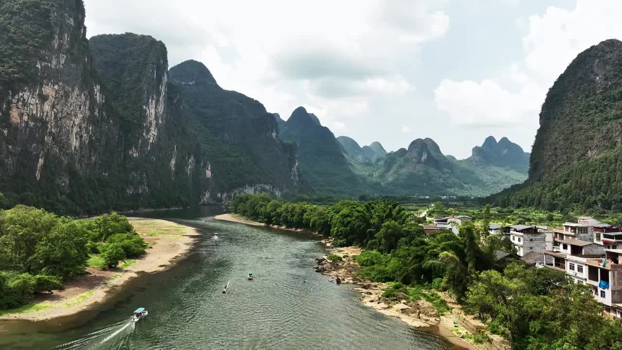 蓝天白云下桂林漓江峡谷中来来往往游江的竹筏视频素材