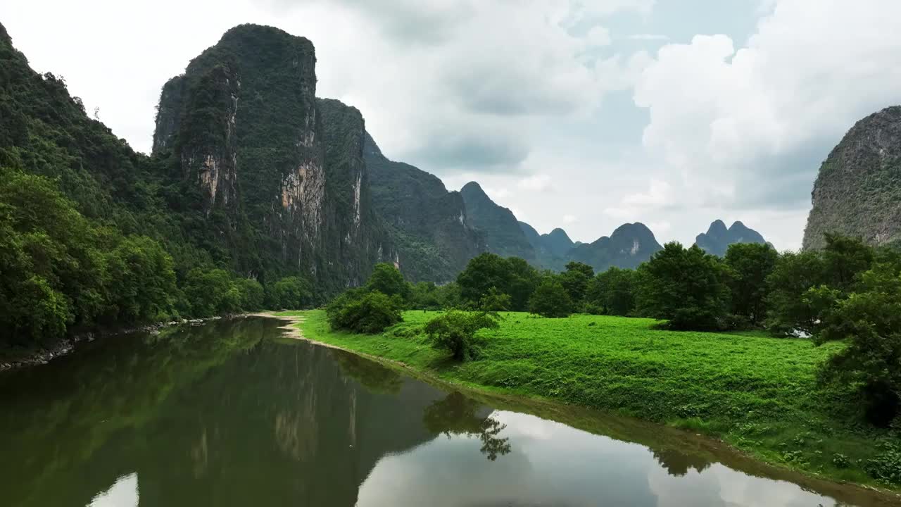 蓝天白云下桂林漓江峡谷中来来往往游江的竹筏视频素材