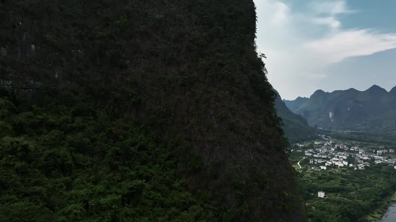 蓝天白云下桂林喀斯特峡谷漓江水面上往来的竹筏视频素材