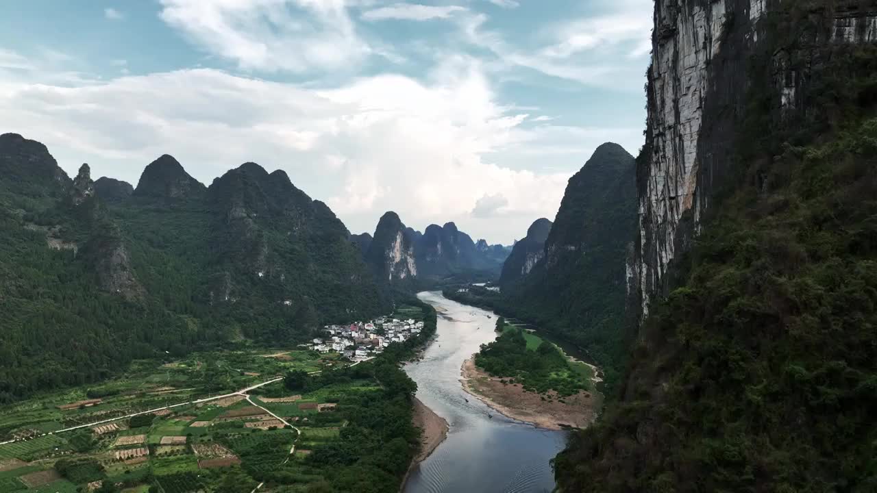 蓝天白云下桂林喀斯特峡谷漓江水面上往来的竹筏视频素材