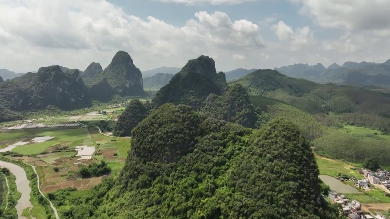 2023.8.13航拍广东清远英德英西峰林风景区视频素材