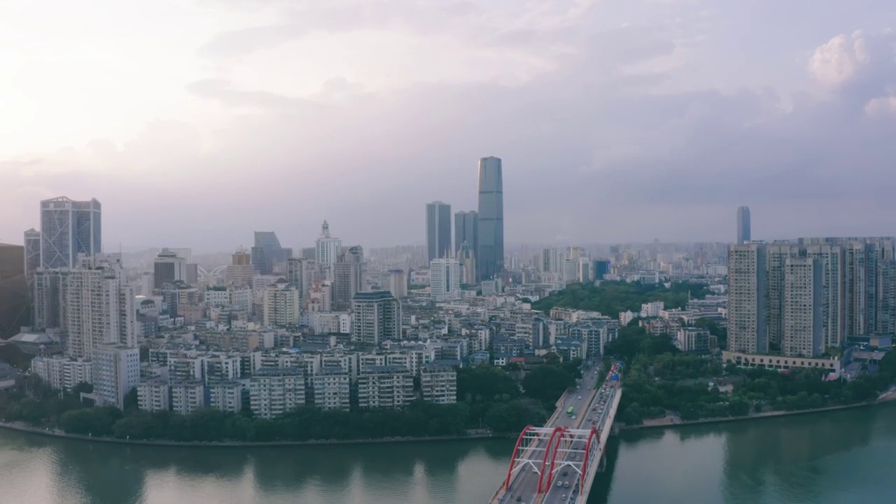 傍晚时分柳州市中心与柳江上的桥梁航拍视频素材