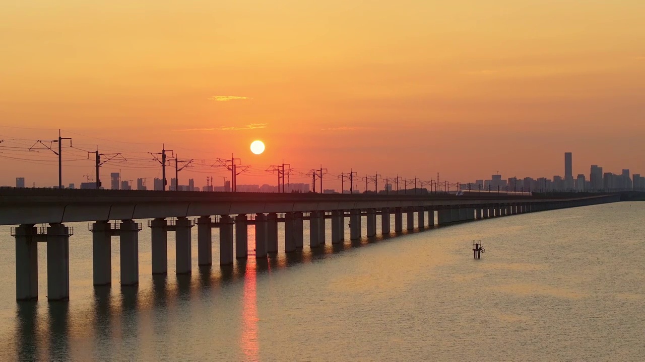 苏州园区阳澄湖灯塔与高铁驶过湖面视频素材