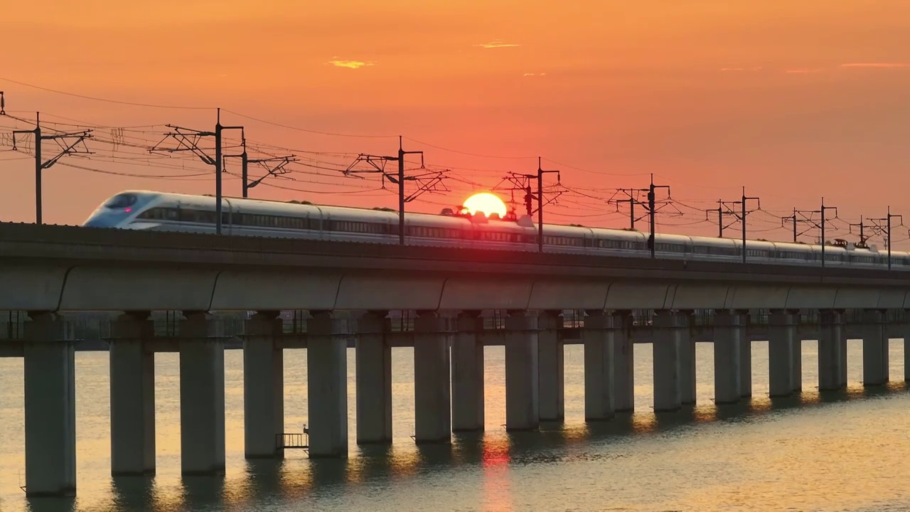 苏州园区阳澄湖灯塔与高铁驶过湖面视频素材