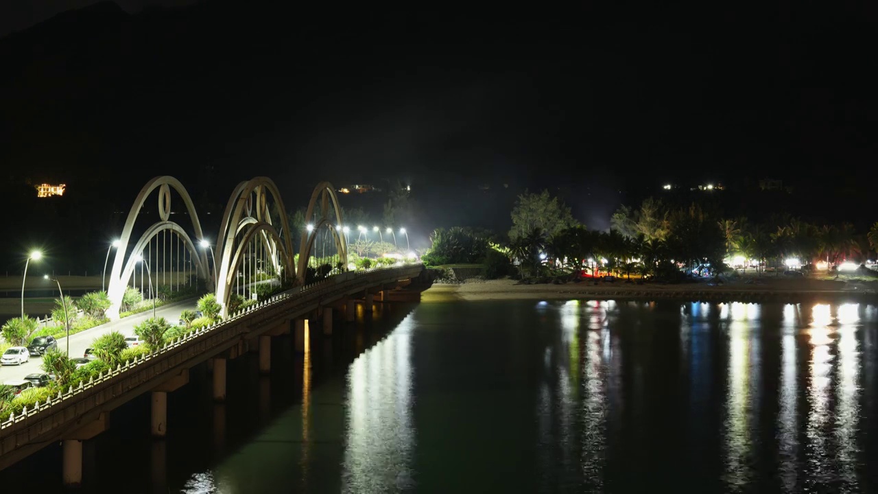 海南日月湾大桥夜晚延时摄影 深夜对岸好吃街烟火气十足视频下载