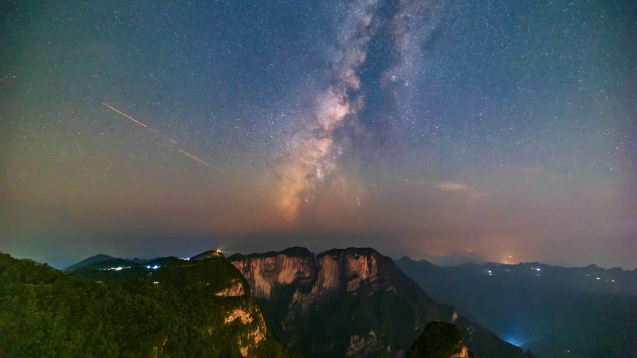 银河在张家界七星山上空流动视频下载