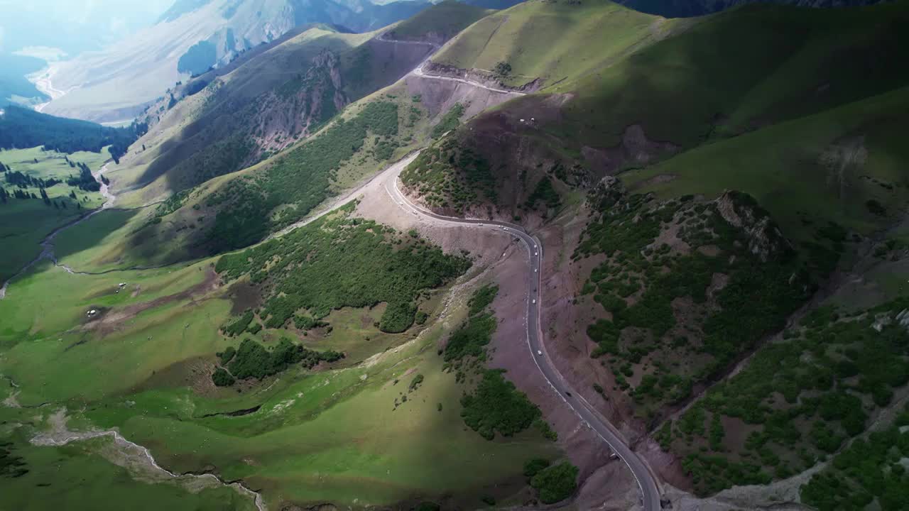 行驶在山区公路的小汽车视频素材