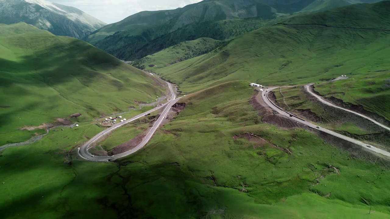 行驶在山区公路的小汽车视频素材