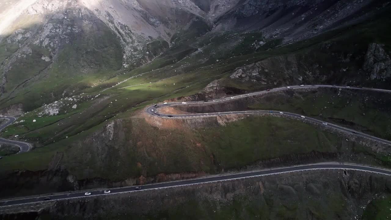 行驶在山区公路的小汽车视频素材