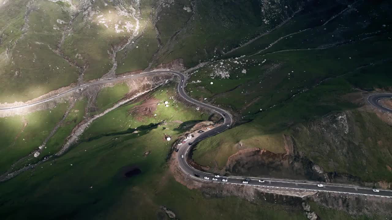 行驶在山区公路的小汽车视频素材