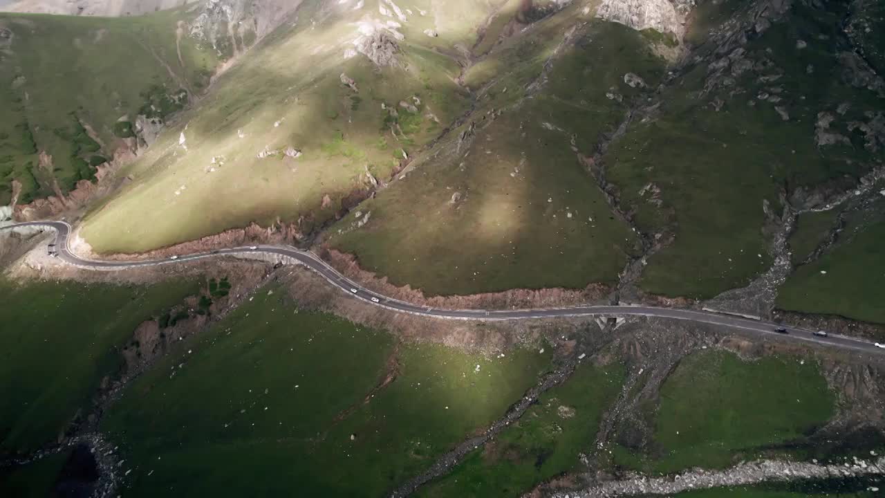 行驶在山区公路的小汽车视频素材