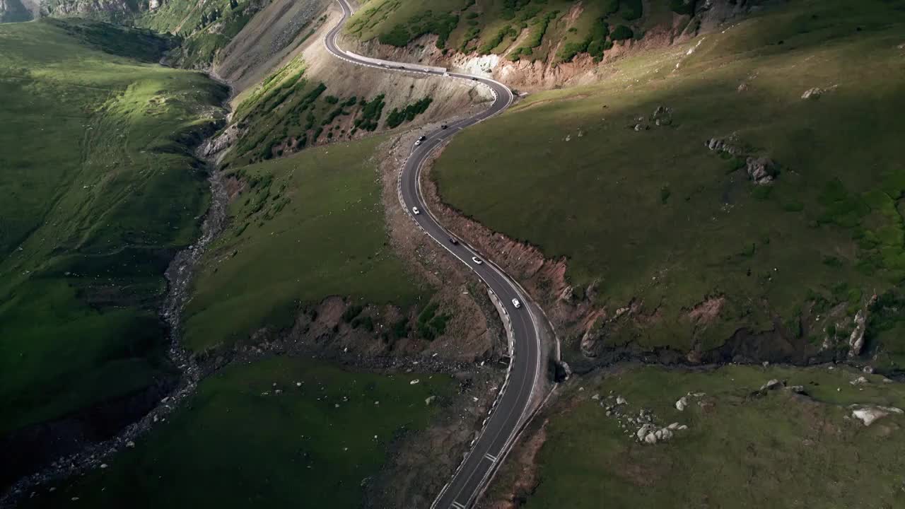 行驶在山区公路的小汽车视频素材