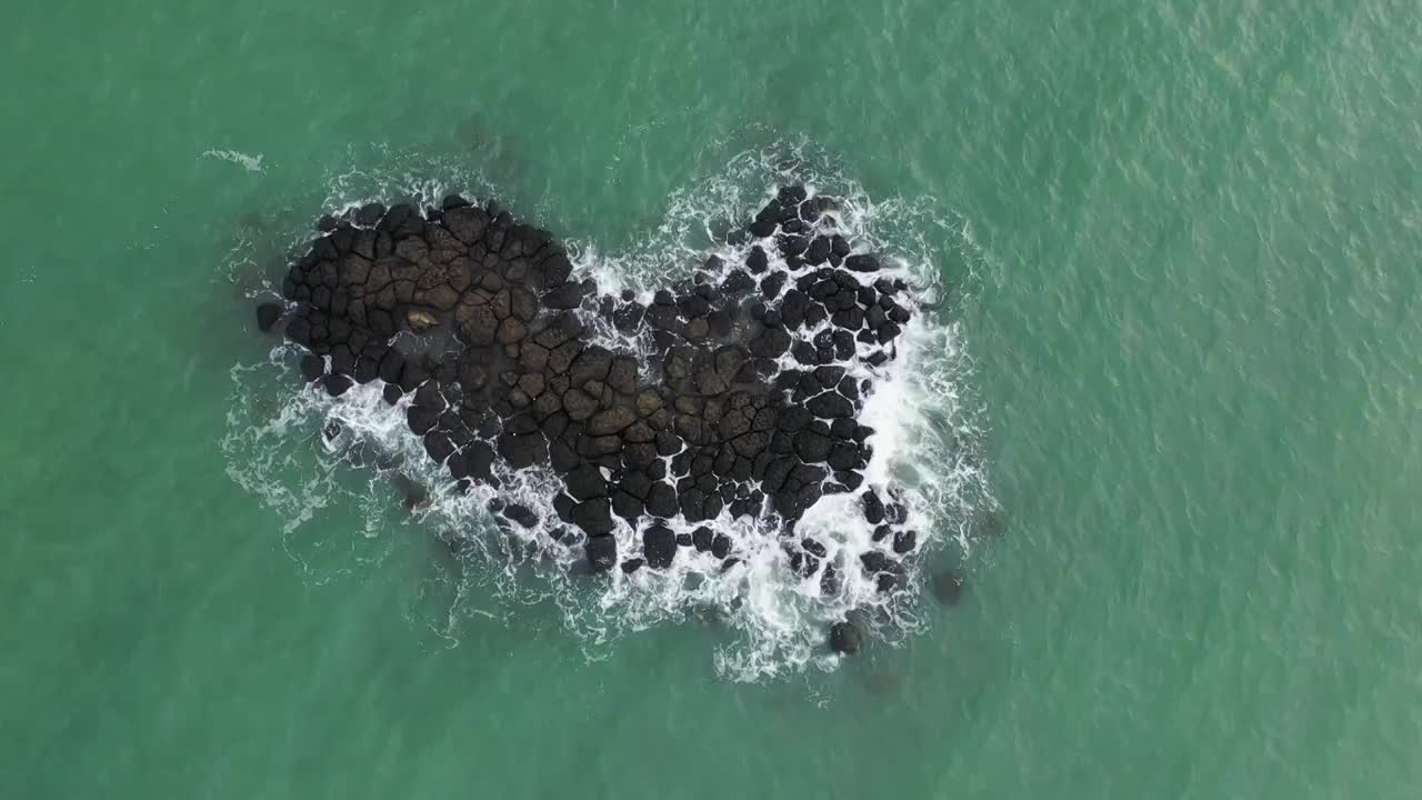 海南儋州火山岩海岸线视频素材