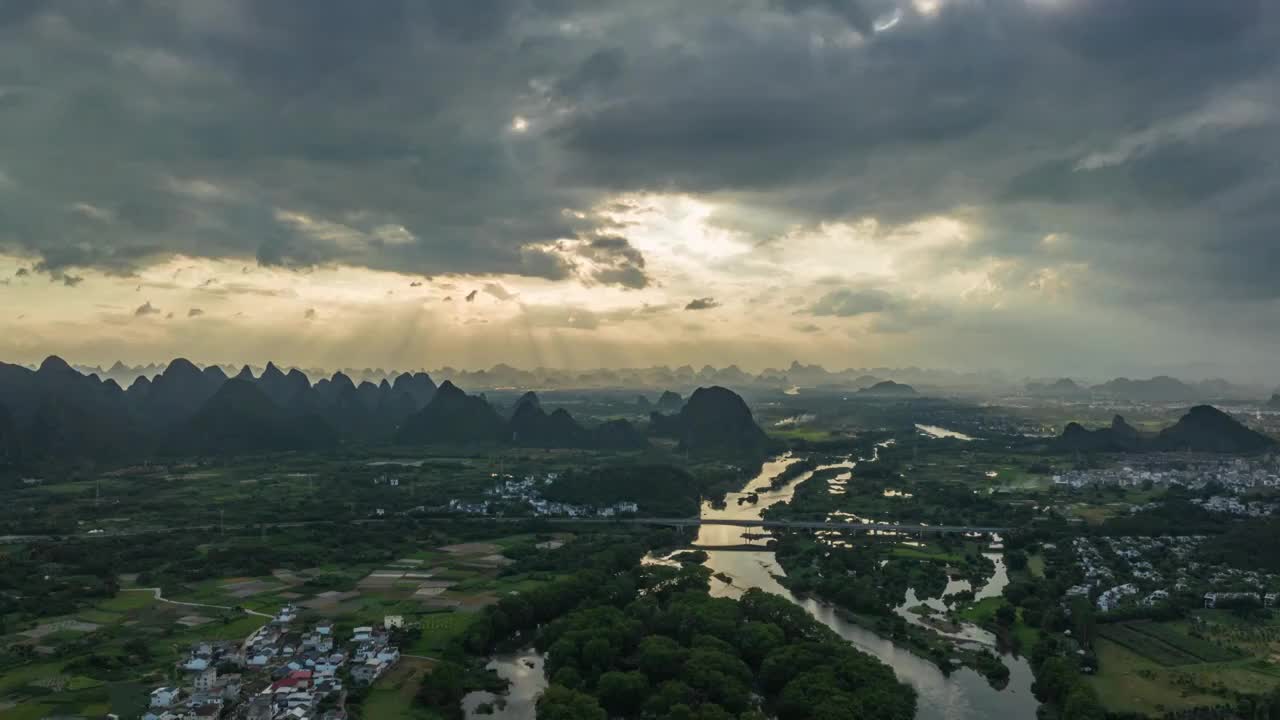 黄昏日落下桂林漓江上的高速桂林大桥视频素材