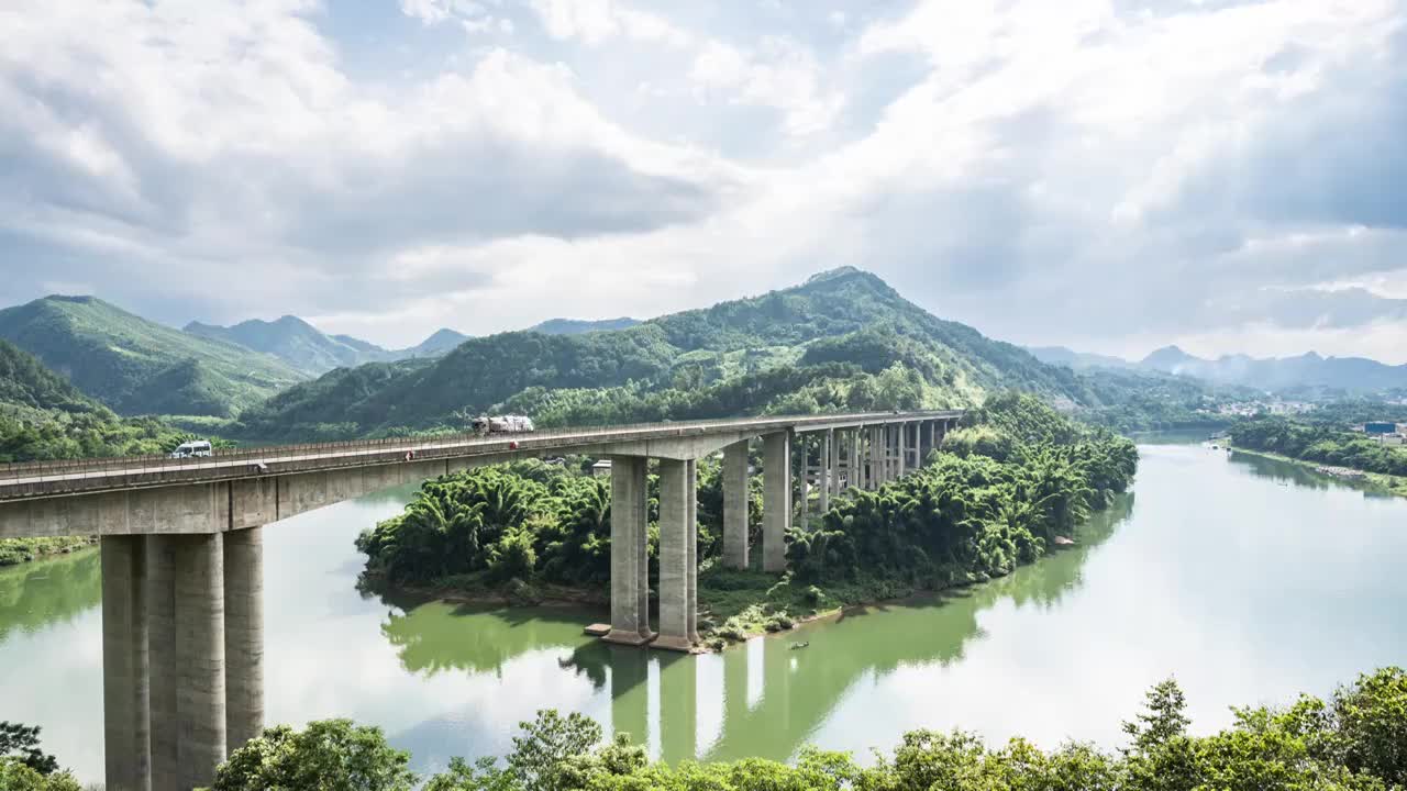 蓝天白云下横跨桂林漓江的高速公路大桥视频素材