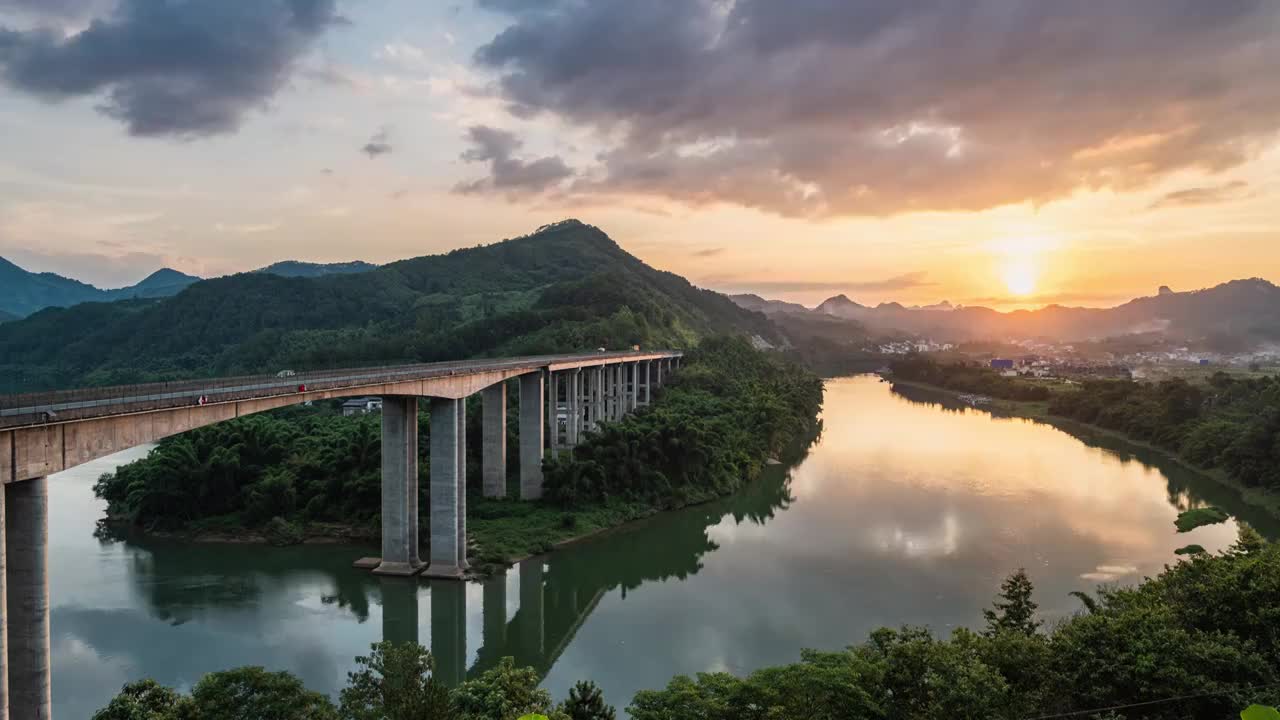 黄昏日落下横跨桂林漓江的高速公路大桥视频素材