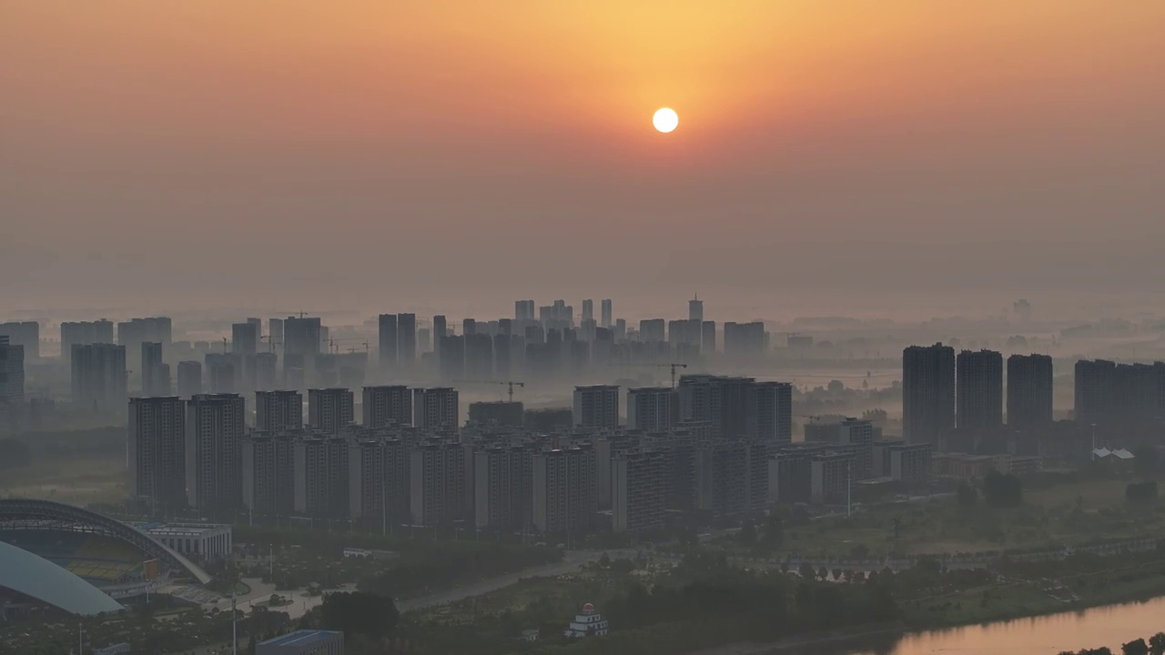 高视角中长焦航拍周口东区城市大景日出晨雾视频素材