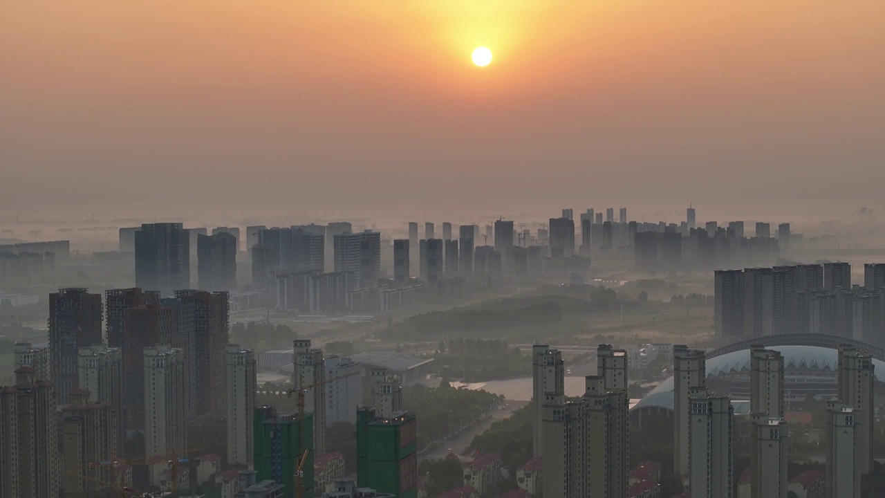 高视角中长焦航拍周口东区城市大景日出晨雾视频素材