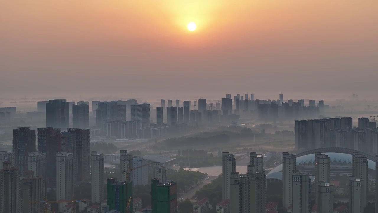 高视角中长焦航拍周口东区城市大景日出晨雾视频素材