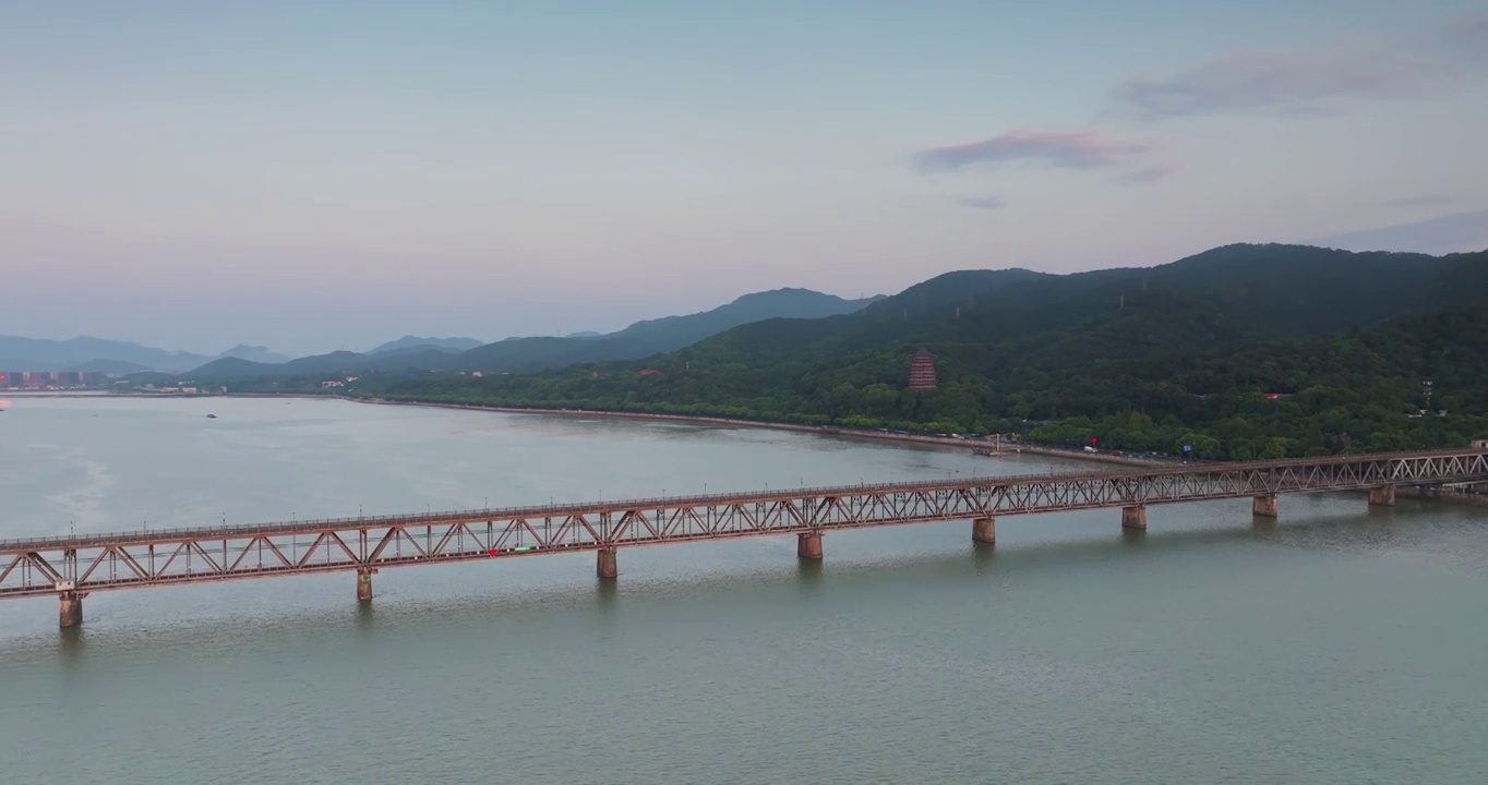 浙江省杭州市钱塘江六和塔晨曦日出视频素材