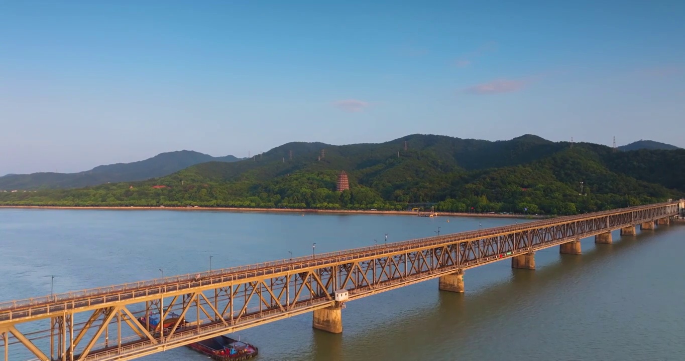 浙江省杭州市钱塘江六和塔晨曦日出视频素材