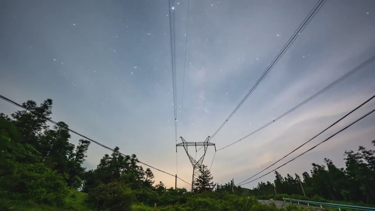 夏天山顶高压输电塔下的星空银河延时摄影视频素材